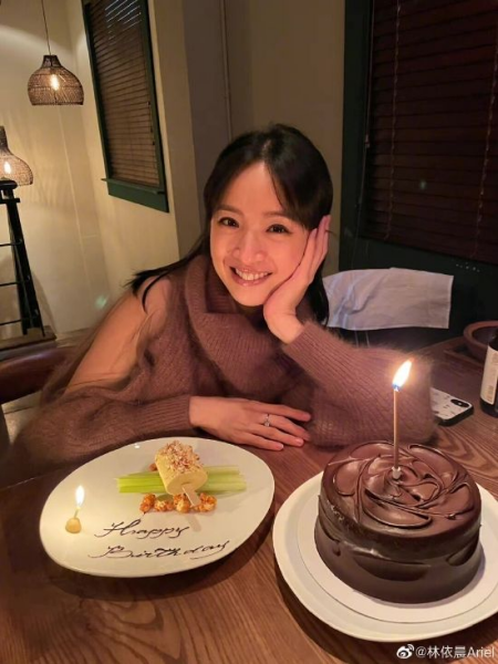 林依晨首晒女儿脚丫 林依晨产后首露面,生日晒母女牵手照,她的状态如何